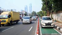 Tidak Hanya Motor, Mobil Juga Serobot Jalur Sepeda