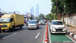 Tidak Hanya Motor, Mobil Juga Serobot Jalur Sepeda