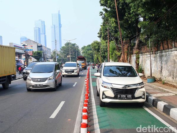 Tidak Hanya Motor, Mobil Juga Serobot Jalur Sepeda