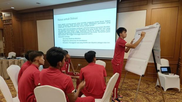 Para pemain Timnas Indonesia U-17 dalam pemusatan Latihan (TC) di Jakarta antiusias mengikuti agenda psikotes pada hari Selasa (11/7) ada agenda psikotes yang dilakukan di Hotel Sultan, Jakarta.
