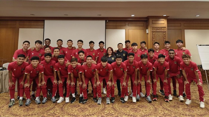 Para pemain Timnas Indonesia U-17 dalam pemusatan Latihan (TC) di Jakarta antiusias mengikuti agenda psikotes pada hari Selasa (11/7) ada agenda psikotes yang dilakukan di Hotel Sultan, Jakarta.