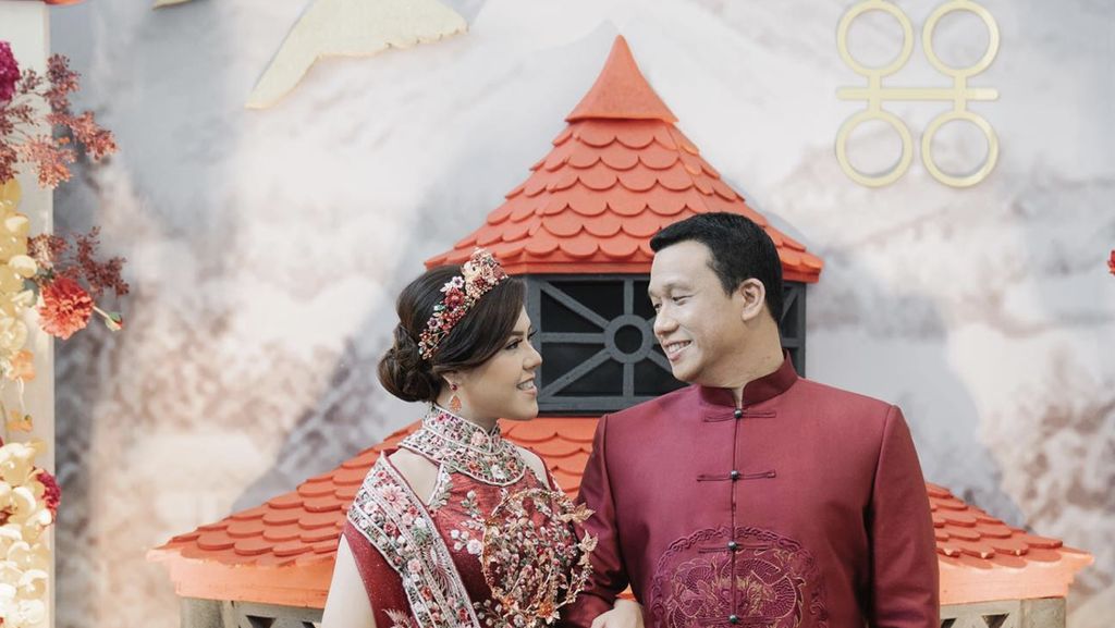 8 Momen Mewah Sangjit Tina Toon Bernuansa Marun, Calon Suami Bikin Penasaran 8 Momen Mewah Sangjit Tina Toon Bernuansa Marun, Calon Suami Bikin Penasaran