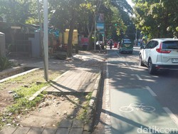 Trotoar Jalan Banda Bandung Membahayakan Pejalan Kaki