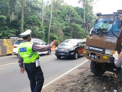 Truk Besi Beton Terperosok di Tikungan Samsam