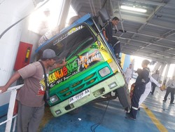 Truk Terguling di Kapal gegara Gelombang Tinggi di Selat Bali