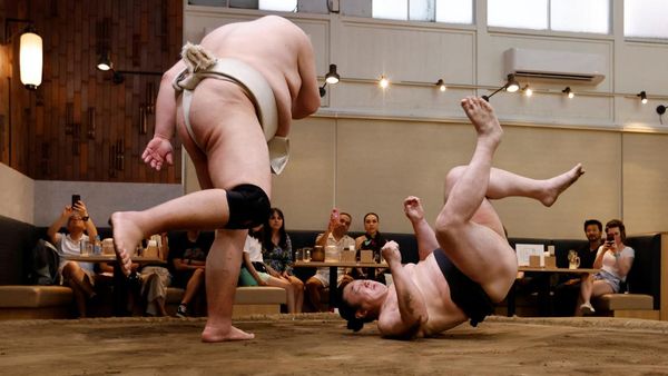 Unik, Resto Jepang Ini Tawarkan Santap Makan Sambil Nonton Sumo