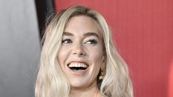 Foto: Detik-detik Gaun Vanessa Kirby Melorot di Premier Mission: Impossible 7