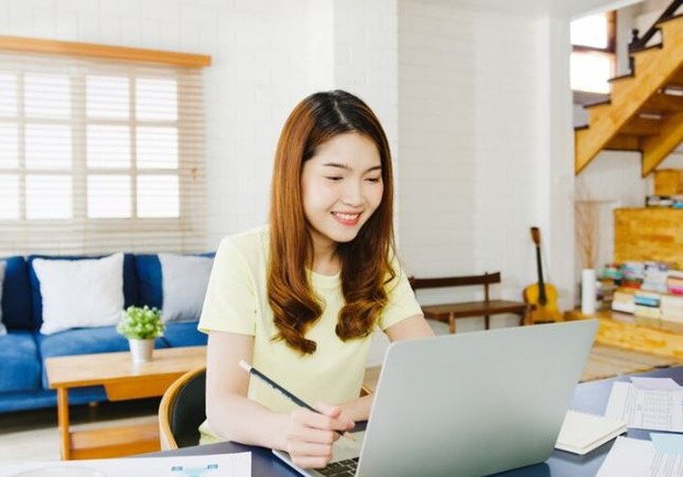 Perempuan sedang bekerja