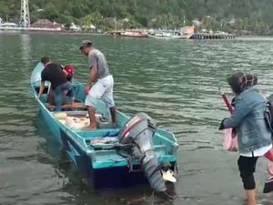 Jembatan Putus, Warga di Maluku Tengah Terpaksa Pakai Perahu-Bayar Rp 35 Ribu