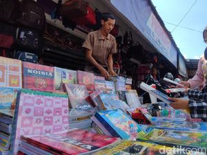 Cuan Menggiurkan Wawan dari Jualan Alat Tulis Musiman