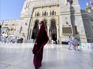 8 Foto Gaya Zaskia Mecca dengan Busana Syari Saat Naik Haji, Tuai Pujian 8 Foto Gaya Zaskia Mecca dengan Busana Syari Saat Naik Haji, Tuai Pujian