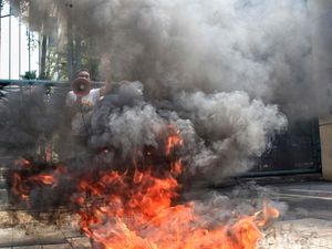 Sengketa Kampus, Mahasiswa Bakar Ban di Depan Kemendikbud Sengketa Kampus, Mahasiswa Bakar Ban di Depan Kemendikbud