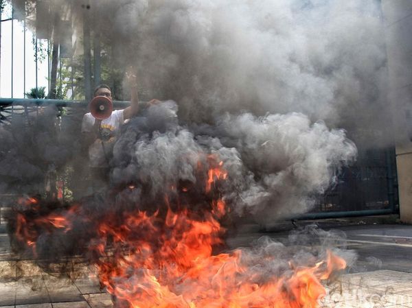 Sengketa Kampus, Mahasiswa Bakar Ban di Depan Kemendikbud