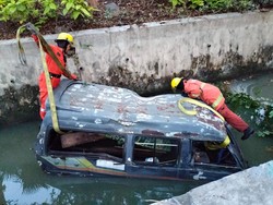 Angkot di Surabaya Tercebur Sungai Setelah Ditabrak Pikap Sopirnya Ngantuk