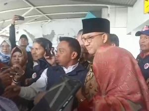 Anies Tiba di Bandara Sultan Hasanuddin Disambut Teriakan Presiden