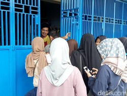 Pengunjung Membludak, Toko Seragam di Tasik Pakai Sistem Buka Tutup