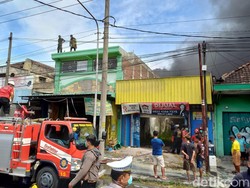 5 Jam Berlalu, Kebakaran Gudang Ban di Telukan Sukoharjo Belum Padam