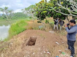 Puluhan Makam di Banyumas Hilang Kena Erosi, Warga Tuding Penambangan Pasir