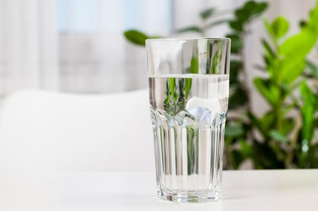 Berat badan turun dengan air putih/Foto:Freepik.com/Rsooll Rutin konsumsi air putih sebelum makan terbukti dapat menurunkan berat badan.