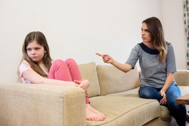 Childhood Emotional Neglect. foto freepik.com: people creations Childhood Emotional Neglect. foto freepik.com: people creations