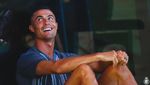 Meme Ronaldo Dirujak Netizen Gegara Senggol Messi