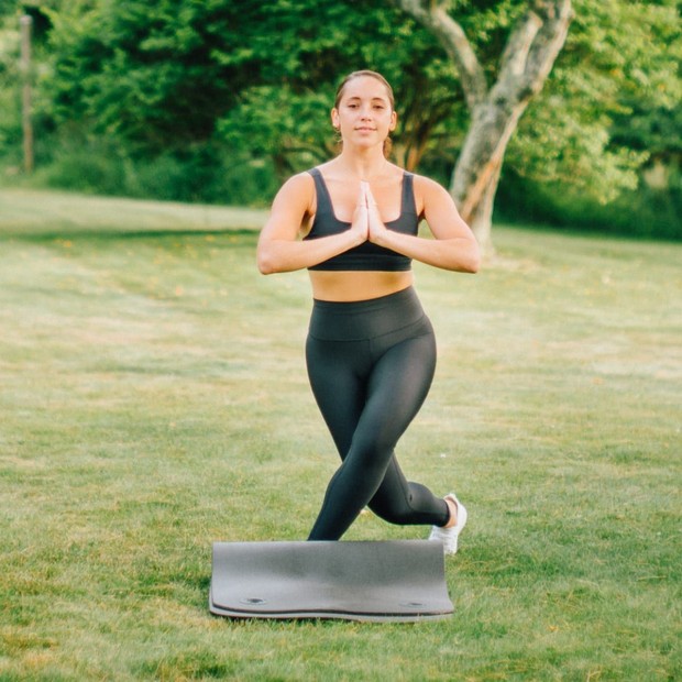 Curtsy lunge/ Foto: Pinterest.com/ Mind Body Green Curtsy lunge