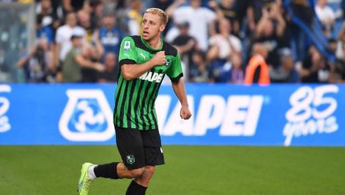 Sassuolos Italian midfielder Davide Frattesi celebrates scoring his teams first goal during the Italian Serie A football match between U.S.Sassuolo Calcio and Inter Milan at the Mapei Stadium - Citt del Tricolore in Reggio Emilia on October 8, 2022. (Photo by Tiziana FABI / AFP)
