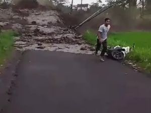 Kisah Menegangkan Remaja Lari Tinggalkan Motor Saat Lahar Dingin Semeru Meluap