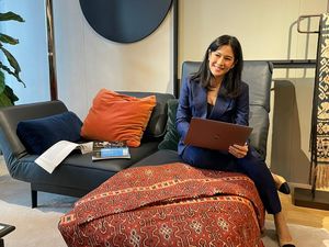 Kata Dian Sastro Ketika Kursi Kerjanya Viral karena Kurang Satu Baut