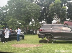 Potret Mobil 2 Ban Belakangnya Dicuri di Parkiran RSUP Adam Malik