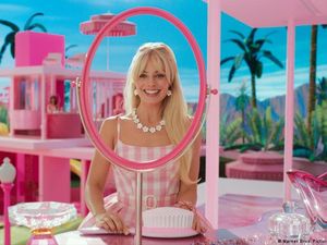 Pecahkan Rekor! Pendapatan Barbie Tembus USD 1 Miliar Pecahkan Rekor! Pendapatan Barbie Tembus USD 1 Miliar