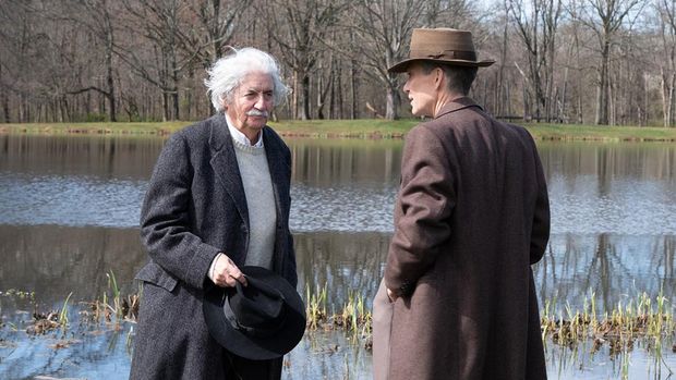 Tom Conti sebagai Albert Einstein dan Cillian Murphy sebagai J. Robert Oppenheimer dalam film Oppenheimer. (Universal Pictures)