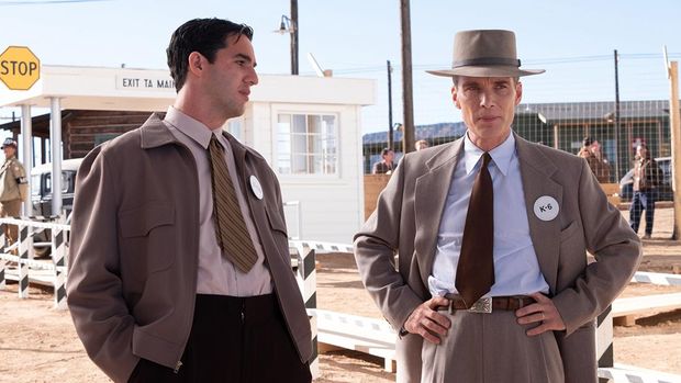 Benny Safdie sebagai Edward Teller bersama Cillian Murphy sebagai J. Robert Oppenheimer dalam film Oppenheimer. (Universal Pictures)