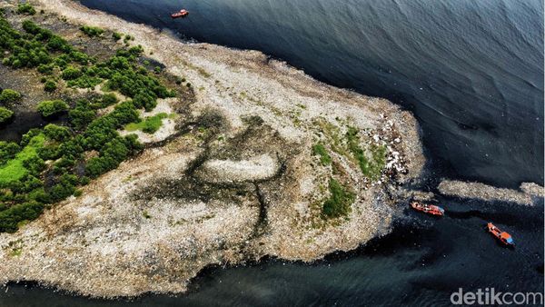 Foto Udara Pulau Sampah di Muara Angke