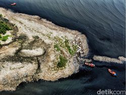 Foto Udara Pulau Sampah di Muara Angke