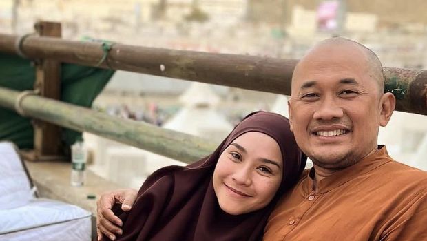 Gaya Zaskia Adya Mecca mengenakan hijab dan busana syar'i saat menunaikan ibadah haji.