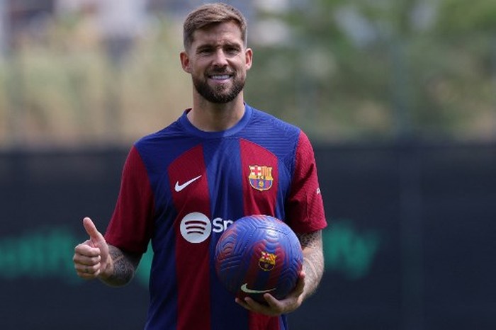 FC Barcelona's newly signed Spanish defender Inigo Martinez poses for pictures during his official presentation at the Joan Gamper training ground in Sant Joan Despi on July 13, 2023. (Photo by LLUIS GENE / AFP)
