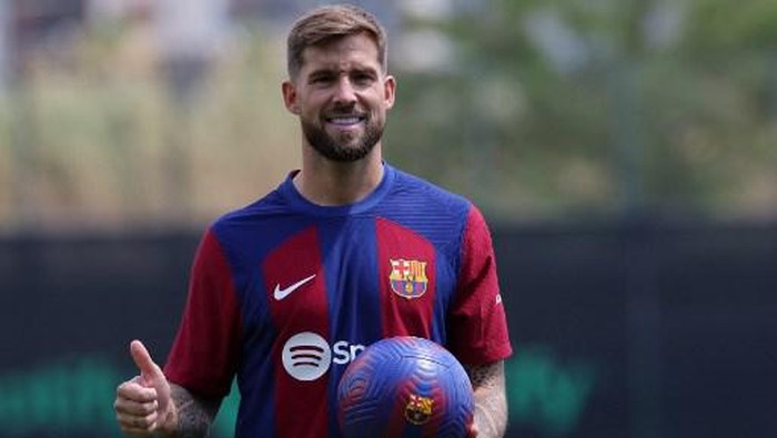 FC Barcelonas newly signed Spanish defender Inigo Martinez poses for pictures during his official presentation at the Joan Gamper training ground in Sant Joan Despi on July 13, 2023. (Photo by LLUIS GENE / AFP)