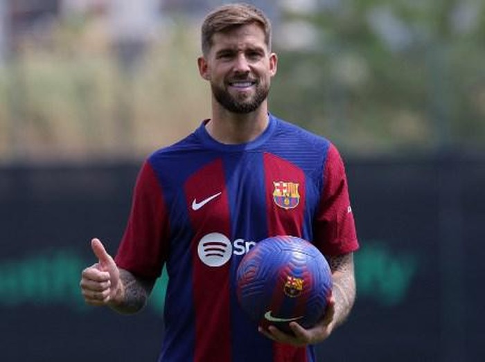 FC Barcelona's newly signed Spanish defender Inigo Martinez poses for pictures during his official presentation at the Joan Gamper training ground in Sant Joan Despi on July 13, 2023. (Photo by LLUIS GENE / AFP)