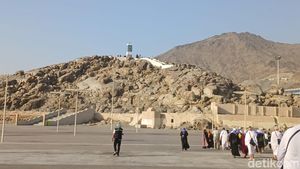Foto: Duh! Vandalisme di Jabal Rahmah Ada Nama Diana-Hartina
