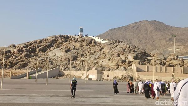 Foto: Duh! Vandalisme di Jabal Rahmah Ada Nama Diana-Hartina