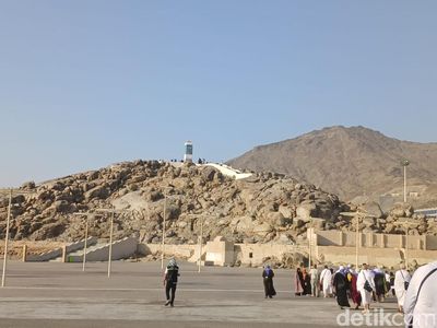 Foto: Duh! Vandalisme di Jabal Rahmah Ada Nama Diana-Hartina