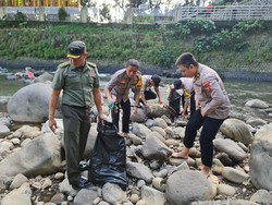 Peduli Lingkungan, Polresta Bogor Kota dan Warga Bersih-bersih Sungai Ciliwung