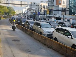 Jalan Daan Mogot Arah Jakarta Kota Macet, Kendaraan Terobos Jalur TransJ