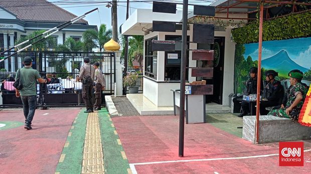 Jelang pembacaan vonis atau putusan AHM, terdakwa revenge porn, penjagaan di Pengadilan Negeri (PN) Pandeglang nampak lebih ketat dibanding biasanya. Kemudian ada personil Brimob Polda Banten bersenjata laras panjang, berjaga di pos keamanan pintu masuk pengadilan.