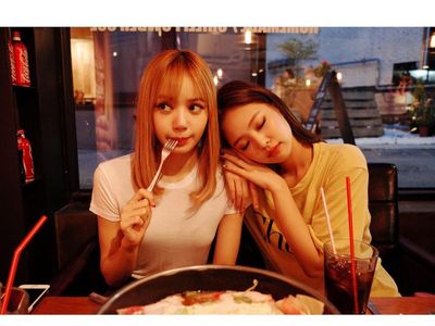 Kedekatan Jennie dan Lisa BLACKPINK saat Kulineran Berdua