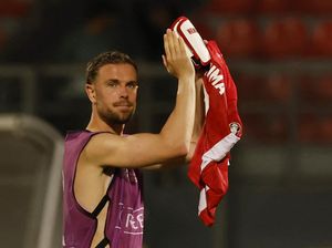 Fans LGBTQ+ Liverpool Kecewa Henderson Pindah ke Arab Saudi