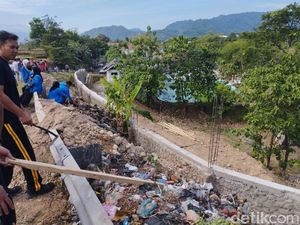 Buat Geram Polisi, Sampah di Tepi Sungai Cijurey Diberantas