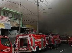 Bangunan di Telukan Sukoharjo Terbakar, Asap Hitam Tutupi Jalan