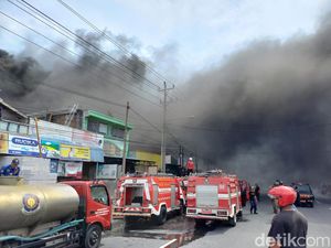 Gudang Ban-Oli Terbakar, Jembatan Bacem-Telukan Sukoharjo Ditutup Gudang Ban-Oli Terbakar, Jembatan Bacem-Telukan Sukoharjo Ditutup